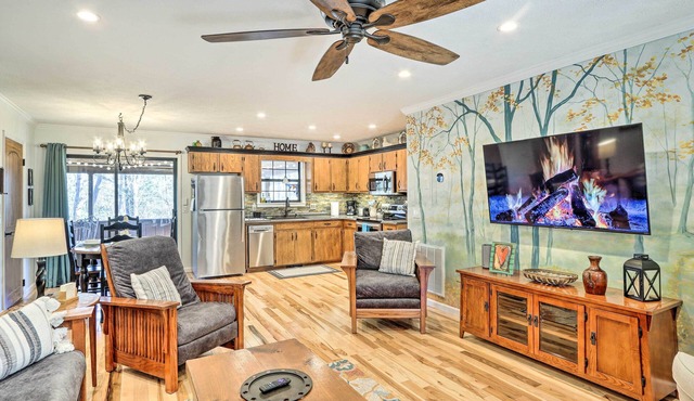 Unwind Fireside: Serene Murphy Escape w/Hot Tub!