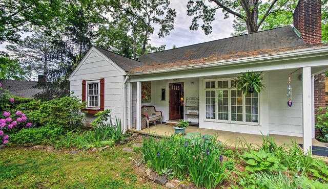 Unwind Fireside & Walk to Dtwn! Tyron Retreat