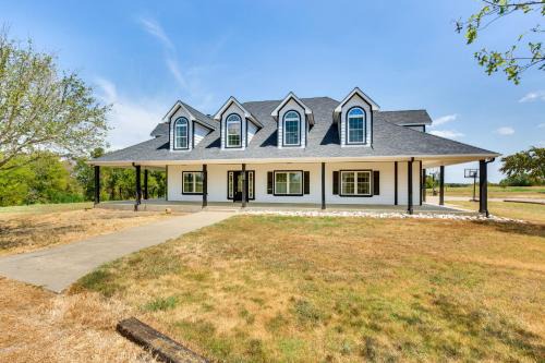 Unwind Fireside Wills Point Gem with Hot Tub and Pond