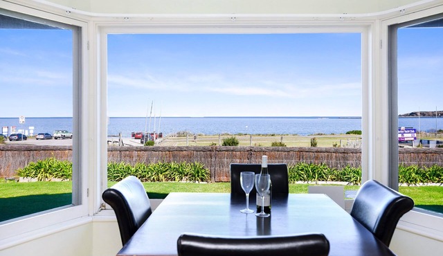 Unwind Holidays Coastal Bliss: Spacious Beachfront Getaway for 16-22 Guests