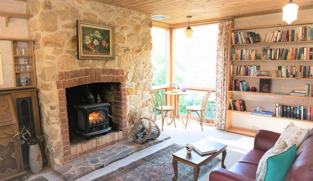 Unwind Holidays Camellia Cottage: Hideaway in the Picturesque Adelaide Hills.