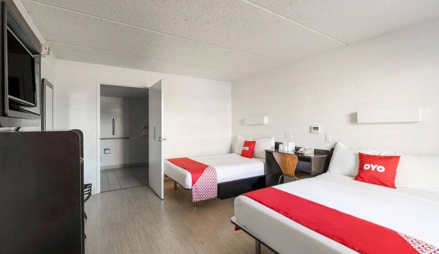 Unwind in 4 Affordable Rooms Close to Memorial Park’s Outdoor Events!