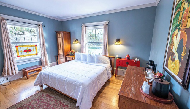 Unwind in a Charming Riverside Getaway Nestled Along the Delaware River w/Pool