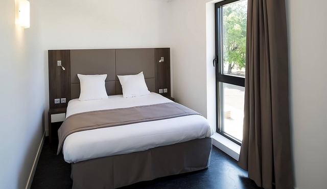 Unwind in a Comforting Room with Nearby Tram to City | Free Offsite Parking
