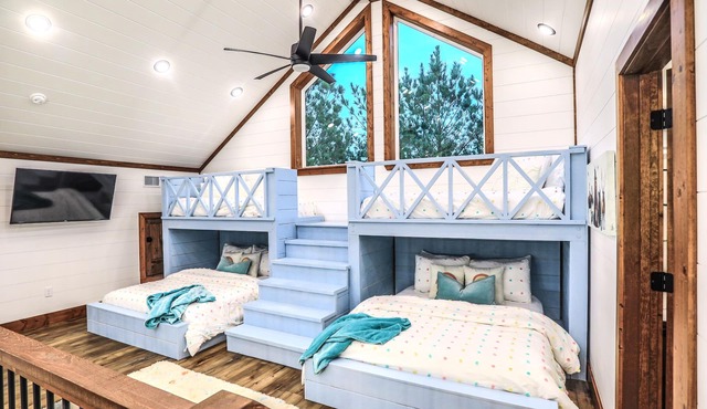 Unwind in a Hot Tub Cottage w/Arcade + Playset