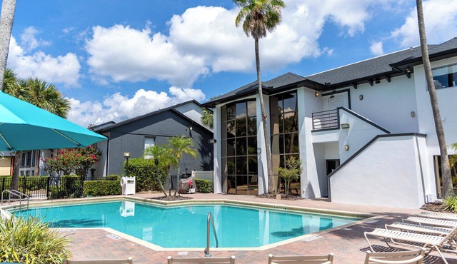 Unwind in a Modern 3BR Suite for 10 Guests – Perfect for Orlando Escapes