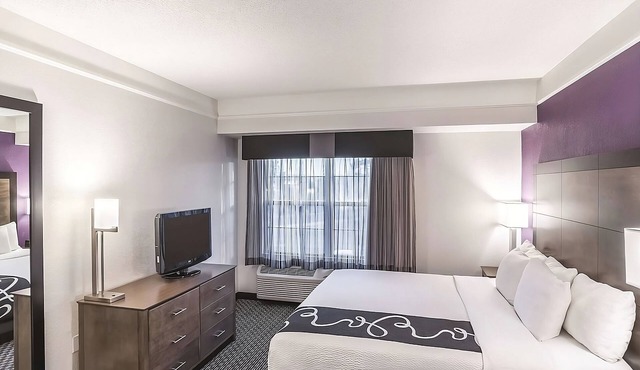 Unwind in a Spacious Hotel Room w/Pool, Hot Tub - Ideal for Outdoor Fun