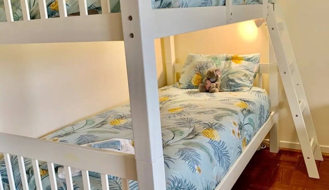 Unwind in a stylish 3 bedroom home. Within an easy stroll to beach park & shops.