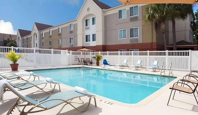Unwind in Clearwater! Full Kitchen, Outdoor Pool, Free Parking, Pets Friendly