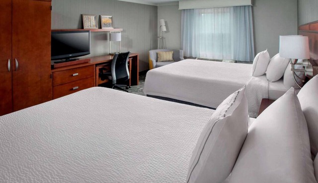 Unwind in Comfort, Close to Top Attractions in Tinton Falls! Parking