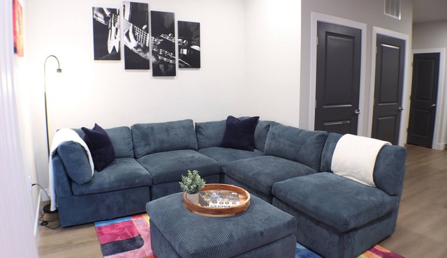Unwind in Comfort –w/Cozy Sectional, Gym & Pool, No Cleaning fee