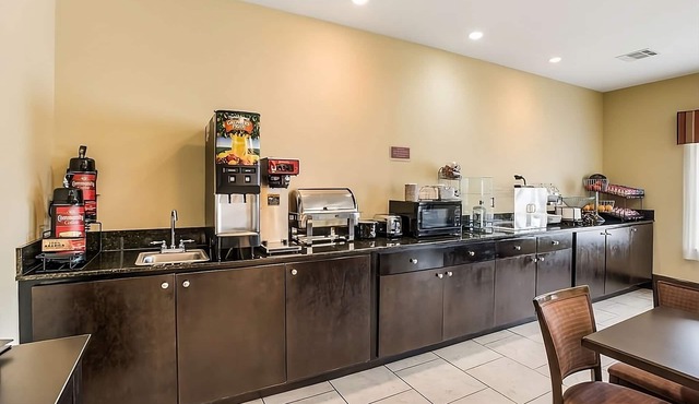 Unwind in Knights Inn Bunkie! Free Parking, Outdoor Pool, Free Breakfast!