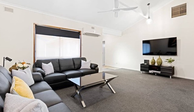 Unwind in Mildura's 3BR Hidden Gem
