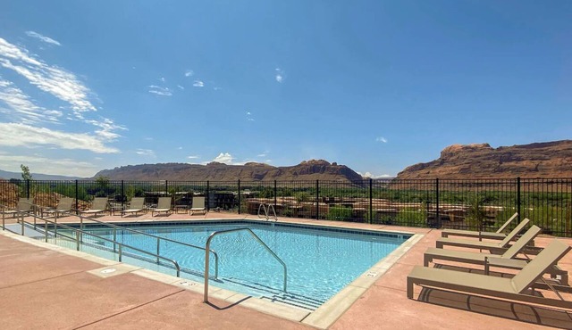 Unwind in Moab's Embrace – Comfortable Room with Kitchen and Pet-Friendly