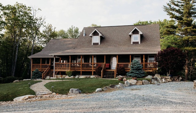 Unwind in Nature's Solitude: Discover our mountain farmhouse getaway