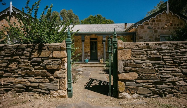 Unwind in Our Cosy 2 BR Spa Cottage with Log Fire. Mintaro Hideaway Carpenter