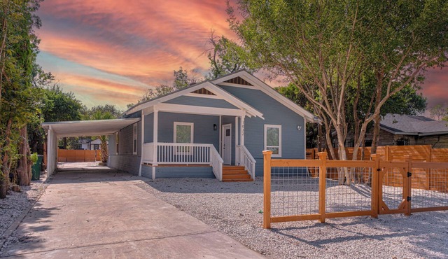 Unwind in Style 4BR/2BA Quick Access to Downtown!