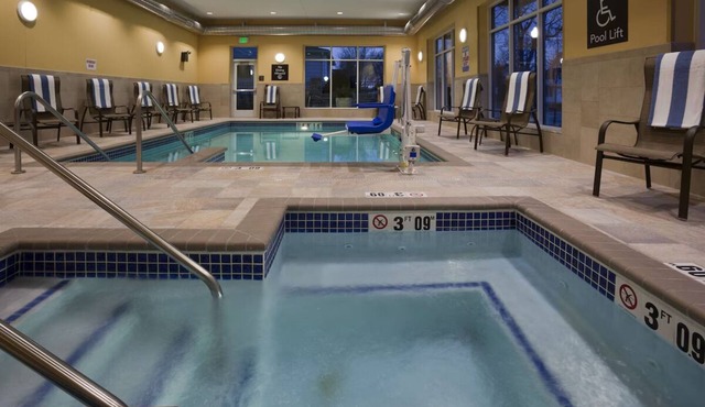 Unwind in Style and Comfort! 3 Convenient Units, Kitchen!