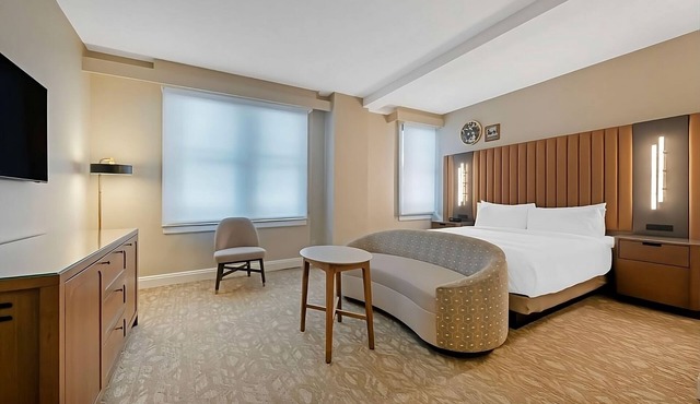 Unwind in Style: Experience Downtown Tampa's Finest Stay! 3 Rooms