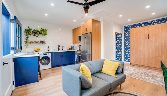 Unwind in this stylish cottage, 5 min. from Lake Balboa Park!