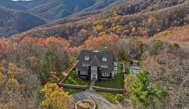 Unwind in Ultimate Luxury: Ridgeview Manor, Boone's Mountain Masterpiece
