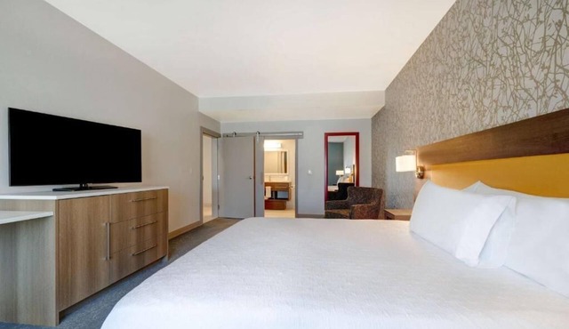 Unwind in Vegas Style! Outdoor Pool, Free Breakfast, Pet-friendly!