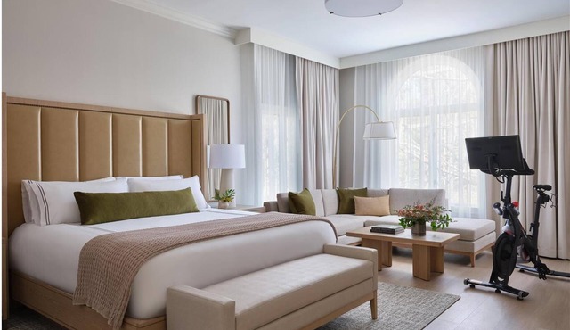 Unwind in Well-Appointed Accommodations Near Championship Golf Courses – 2 Min