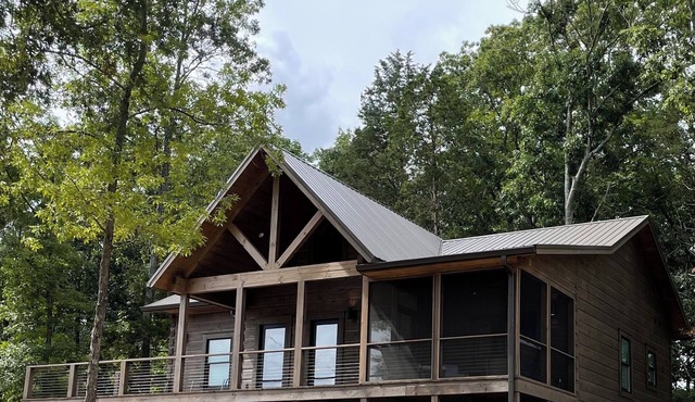 Unwind on the screen porch, fish, or enjoy the fabulous kitchen 3 mi City Harbor