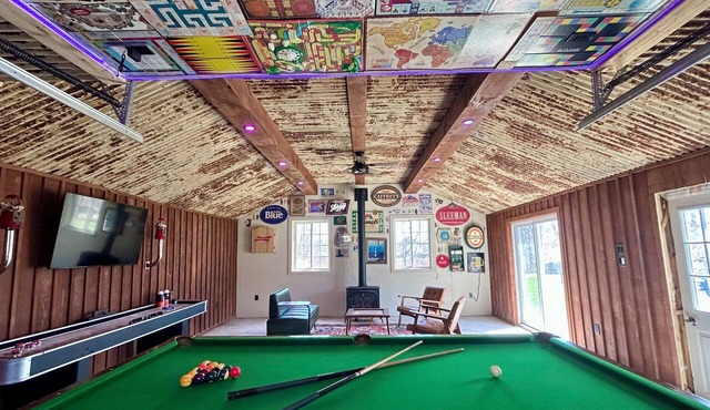 Unwind & Play: Hot Tub & Game Room Cottage,Steps from Charming town of Buckhorn!