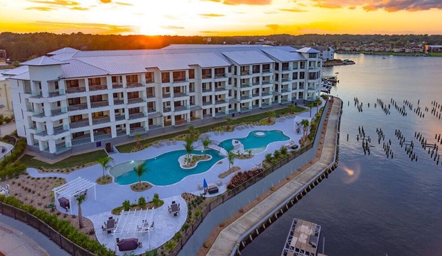 Unwind & Sail away at our Stylish Marina Home