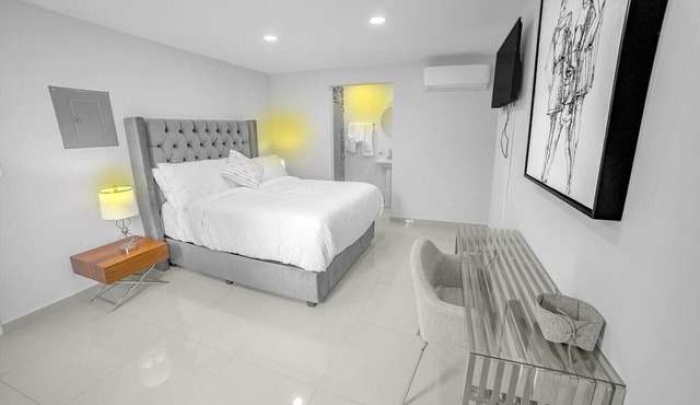 Unwind Studio W/Desk Near to PedEast/West