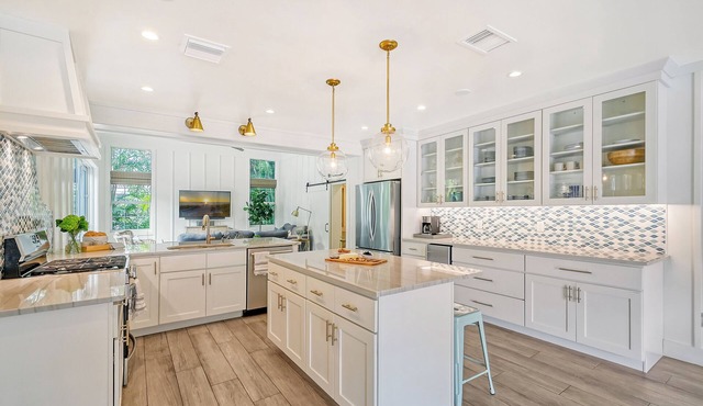 Unwind Sunshine - heated pool, steps to the local's favorite beach, free bikes