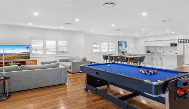 UNWINED - THE VINTAGE HOLIDAY HOUSES