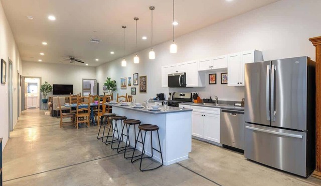 UofA & Gem Show Base | Modern 4BR Duplex