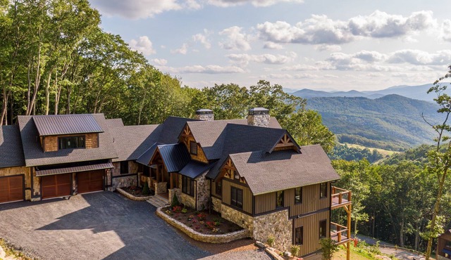 Up & Away at Eagles Nest | Luxury Mountain Home | Sleeps 24 | Views + Hot Tub
