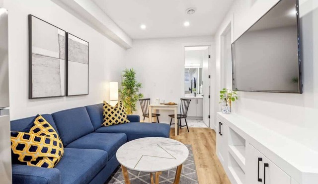 Up+Down Suites, 2 Kitchens, 3 King Beds, Garage