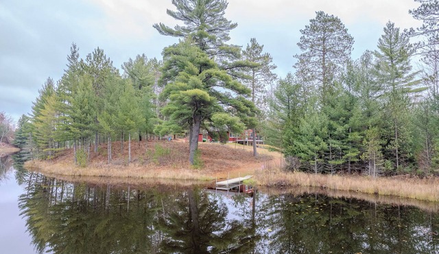 UP Lakeside Lodge- Springtime Serenity on Upper Holmes Lake – Paddle & Explore
