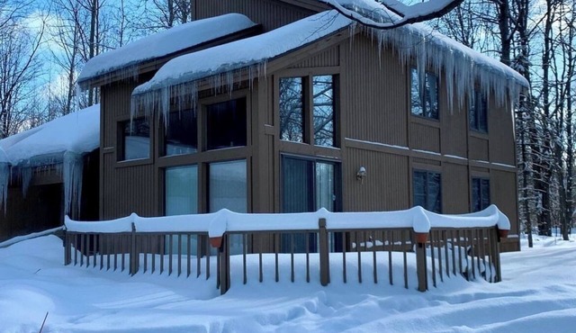 Up North cabin in the woods: a perfect spot for nature lovers & adventurers!