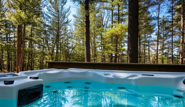 Up North Getaway: Cozy Lake Arrowhead Cabin with Hot Tub & Prime Location!