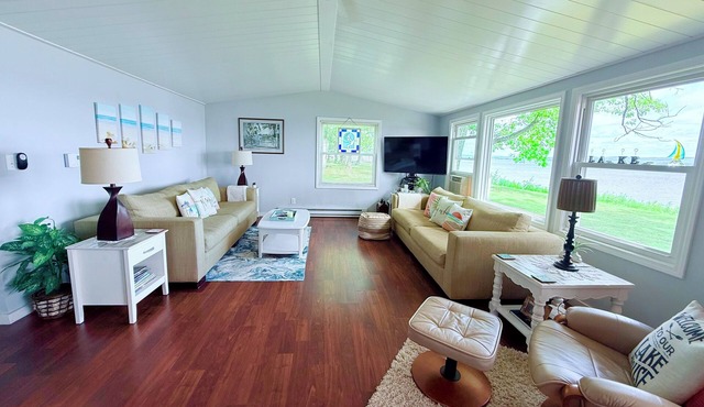 Up North Getaway, Pet friendly, Dock, Kayaks, Firepit, Views. Near Mackinaw City