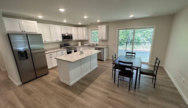 Up North Getaway! Sitting on Hole 16 - Golf Stay & Play - Sleeps up to 12 Guests