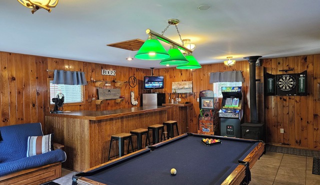 Up North Retreat - hot tub - pool table -arcade- darts- fire pits
