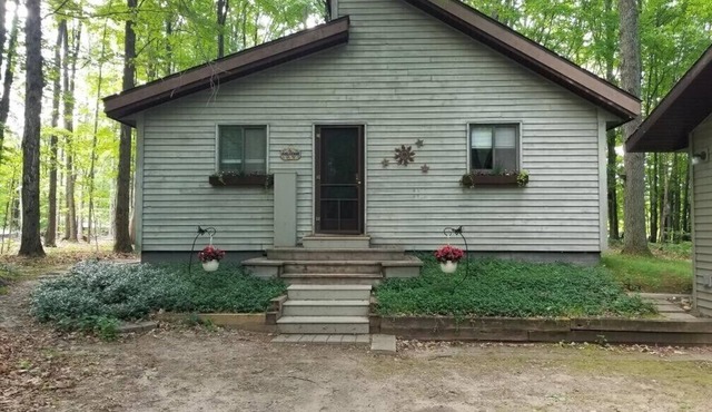 Up-north wood cabin, steps from river, 1 mile to Crystal Mtn Resort, free wifi.