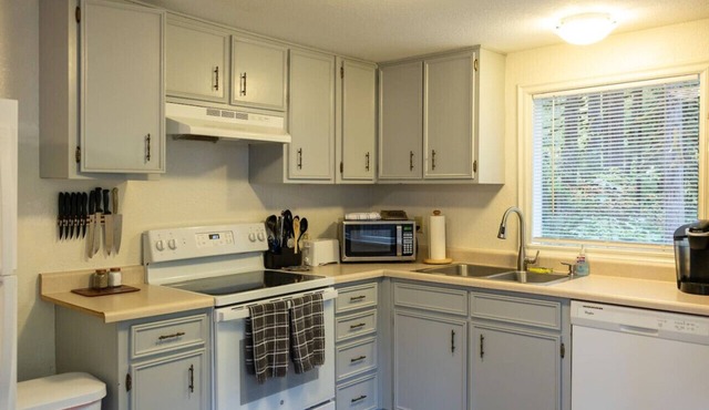 Up-river House: Riverfront Oasis