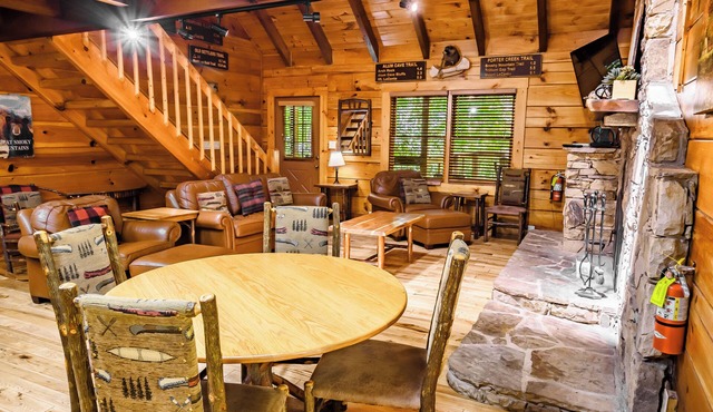 Up The Creek: Beautiful Cabin with Amazing Views and Outside Areas