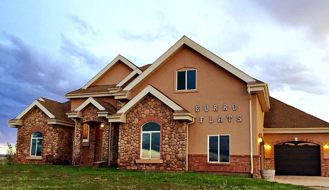 Up to 10 Guests in Kanab's 2nd Largest Home! 6 Bedrooms 6.5 Baths, Country, View
