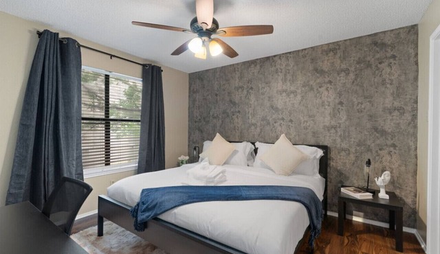 Up to 10 Guests - King Bed