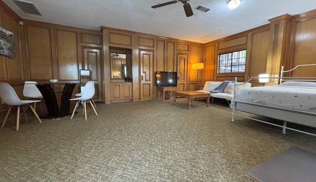 Up to 4 Guests-Spacious Studio Mins To Downtown, UT, Zilker Park, Barton Springs
