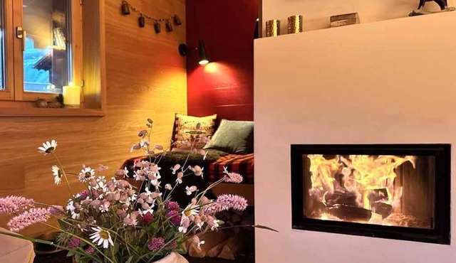 up to 6 persons with fireplace and 450m to the ski lift