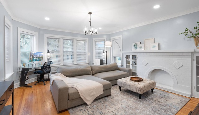 Up to 8 Spacious lovely Chicago-style 3BDR condo. Safe & quiet neighborhood